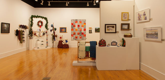 HolidayMarkets-LyndonHouseArtsCenterDeckTheWalls.jpg