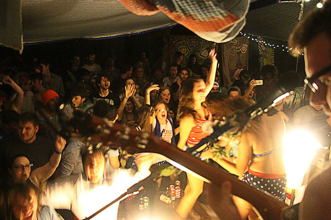 HouseShows-DowdyCrowd.jpg